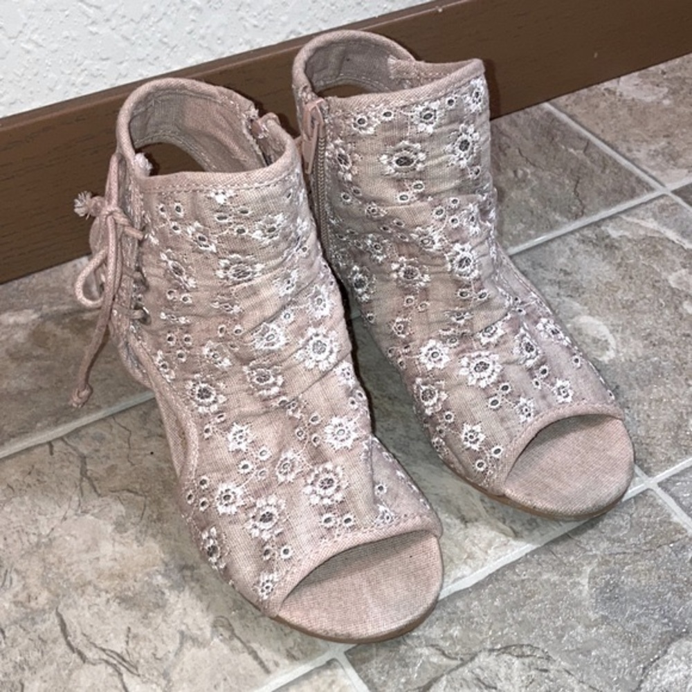 Very G Floral Chunky Heels | Size 6